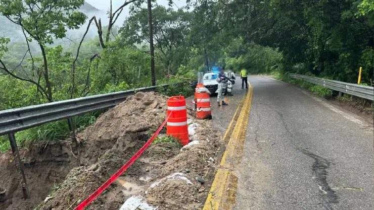 Socavón en la carretera Chilpancingo-Acapulco