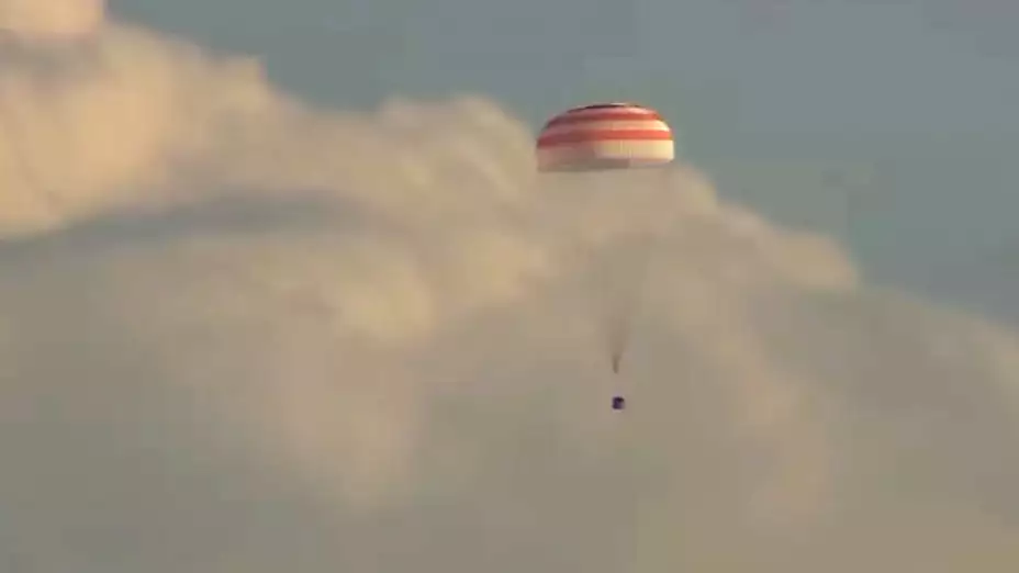 Regreso de tres astronautas de la EEI en una cápsula espacial rusa.