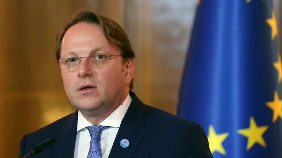 El comisionado de la UE Oliver Varhelyi en Tirana, Albania