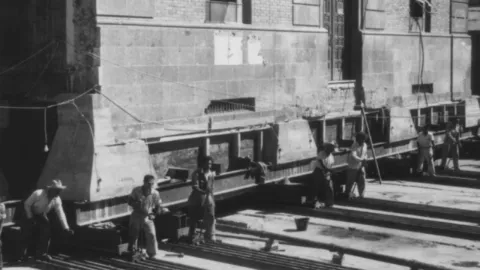 Matute Remus mueve edificio de teléfono en 1950