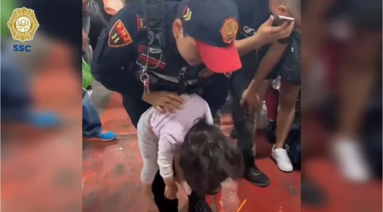Video-policia-salva-la-vida-a-beb-de-11-meses-en-el-metro-no-podia-respirar