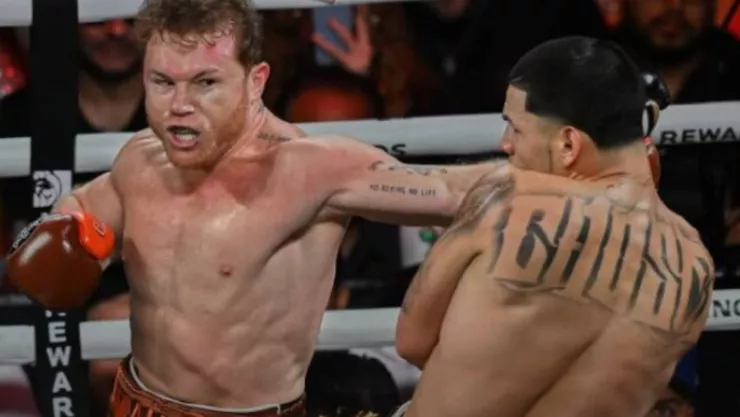 Canelo Álvarez en la palea con Edgar Berlanga