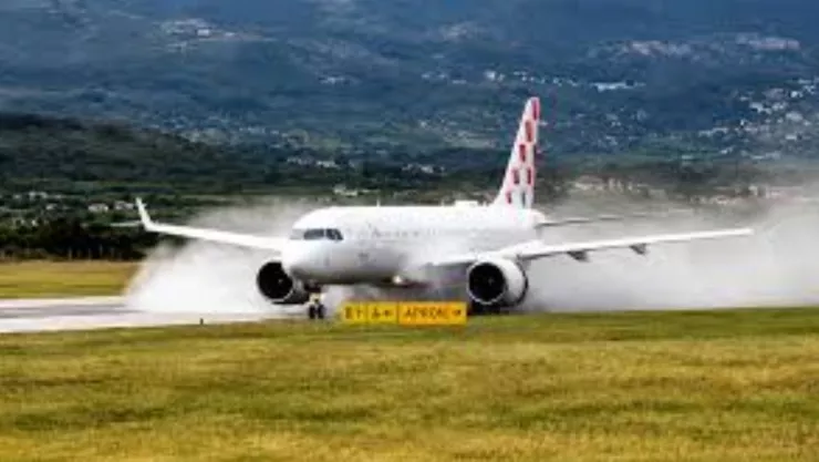VIDEO DE PÁNICO: Avión se salió de la pista durante despegue en Croacia; así los pasajeros sobrevivieron