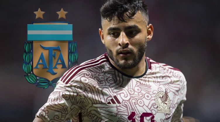 Alexis Vega en un partido amistoso con la Selección Mexicana
