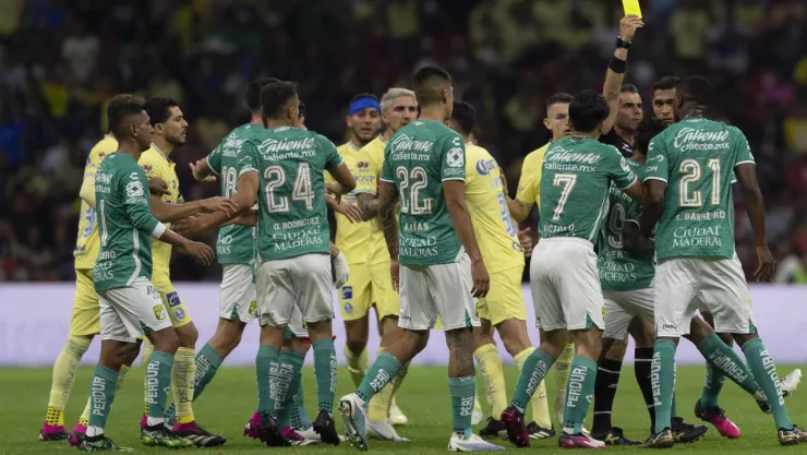 jugadores se congregan luego de que el árbitro marcara una falta