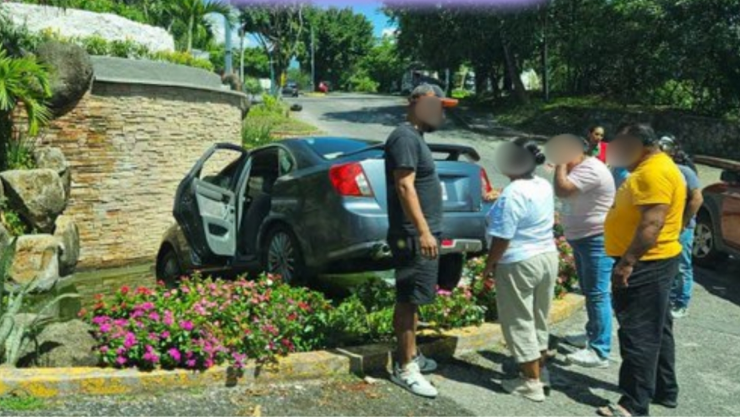 Automóvil choca contra fuente en la entrada de Lomas de Ahuatlán.