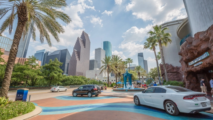 Autos circulan por las calles de Houston, Texas