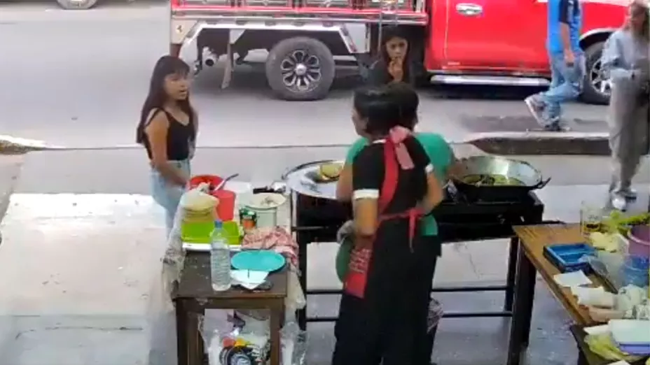 VIDEO | Mujer arroja cazo de aceite hirviendo a otra en restaurante de Veracruz