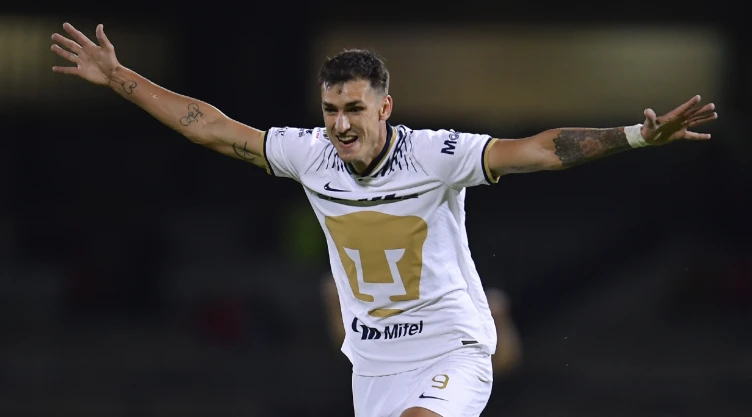 Juan Ignacio Dinenno celebra un gol con Pumas