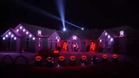 ¡Puro estilo rockanrolero! Familia adorna casa con luces de Halloween que prenden al ritmo del rock