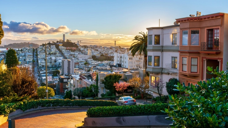 un hermoso atardecer en la ciudad de San Francisco.