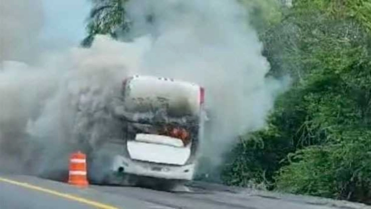 Video-autobus-se-incendia-en-la-autopista-Colima-Manzanillo