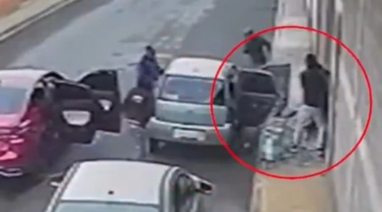 Mujer lucha por su vida y vecinos frustran violento intento de secuestro en Ozumba, Edomex. Cámara de seguridad capta el momento excato en video del intento de levantón en las calles del municipio mexiquense; delincuentes armados intentas subir a la mujer.