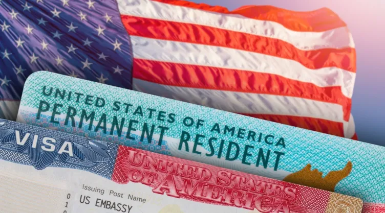 Una visa y una Green Card.