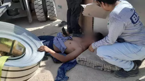Trabajador fuertemente lesionado tras caerle encima un rollo de metal en Kanasín