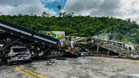 Autobús de pasajeros choca con camión en carretera de Brasil y deja más de 30 muertos.