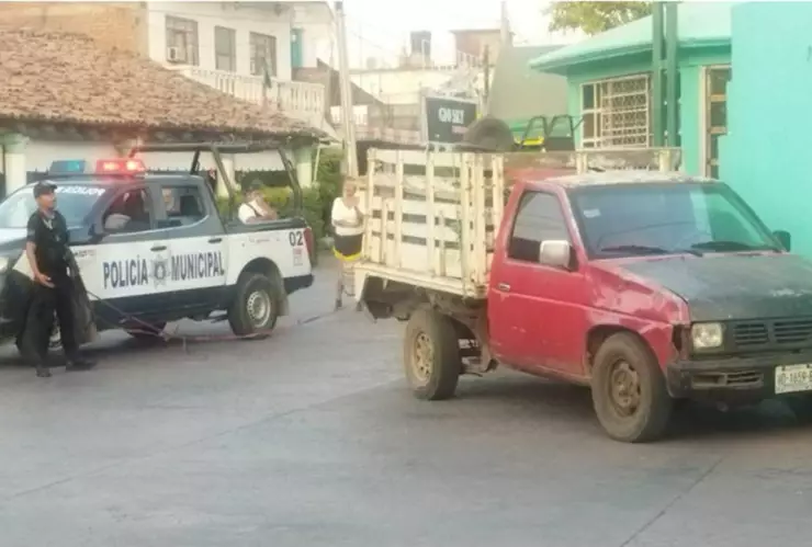Encuentran a hombre sin vida al interior de su camioneta