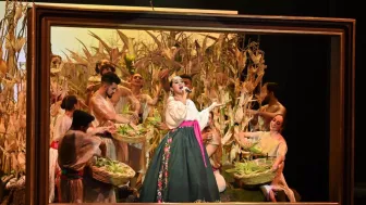 Espinoza Paz también ofreció palabras de aliento, aconsejando a Brisa que mantuviera el tono y estilo que exhibió durante su actuación, al tiempo que elogió la calidad de su interpretación. Arturo López Gavito coincidió en los elogios, destacando la excelente producción del número musical y el notable crecimiento que ha mostrado la académica. Su desempeño fue aplaudido por todos los críticos, marcando un punto alto en la velada y confirmando su evolución y promesa en La Academia.