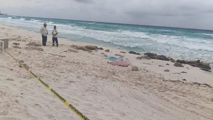muere mujer ahogada en playa de la zona hotelera de cancún.jpg