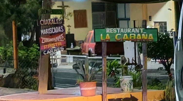 Atentan contra alcaldesa de Cuitzeo en Michoacán; queda herida tras balacera. En la imagen se observa el restaurante La Cabaña, sitio donde Rosa Elia Milán Pintor, presidenta municipal de Cuitzeo, fue herida a balazos junto a sus escoltas.