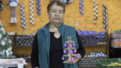 Doña Isi Solís, creadora de esferas