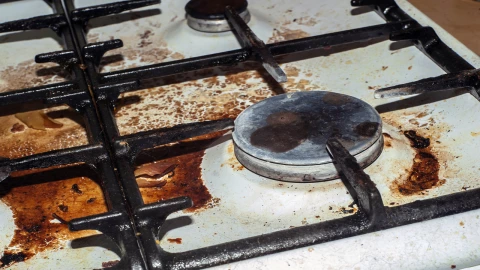 El mejor truco para limpiar los quemadores de la estufa
