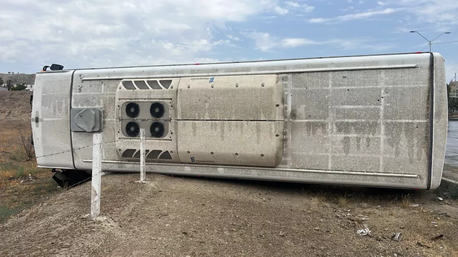 Volcadura de camión en Paseos del Vergel