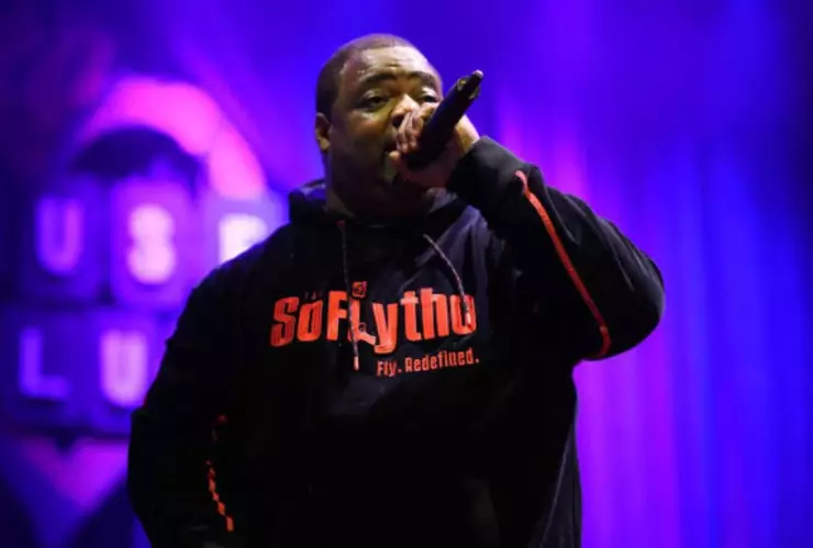 rapero Big Pokey con sudadera negra