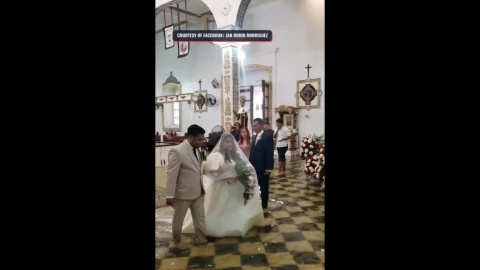 Se realiza boda en Filipinas aún con iglesia inundada