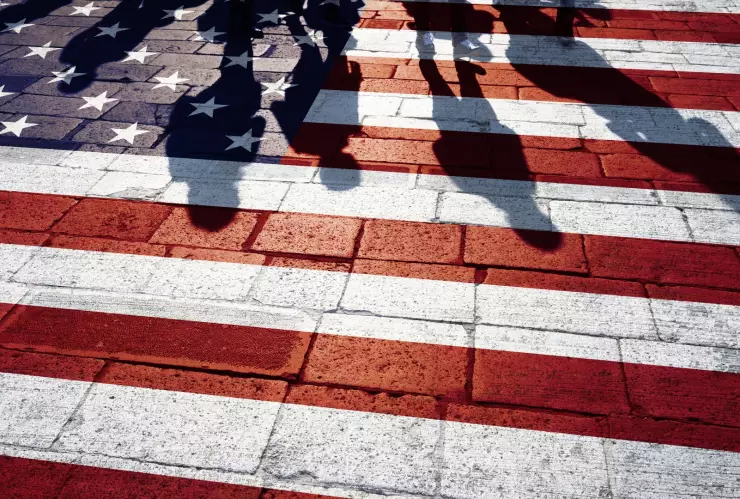 Una familia cruza la frontera hacia EU