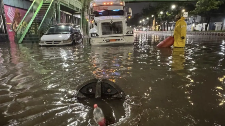 Colapsa la CDMX tras fuertes lluvias: Inundaciones y encharcamientos