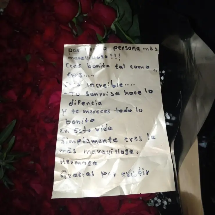 conductor-uber-exhibe-supuesta-infidelidad-mujer-tiro-ramo-flores-monterrey-cuerpo