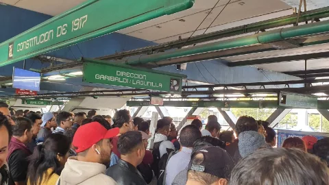 Una pelea entre dos hombres la estación Constitución de 1917 del Metro CDMX hoy 10 de julio dejó un herido.