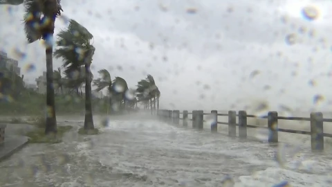 Tifón Kompasu, el más fuerte del año, golpea China y deja decenas de muertos.