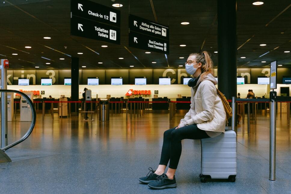 mujer en aeropuerto con cubrebocas