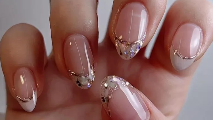 Diseños de uñas brillosas que no se ven demasiado cargadas