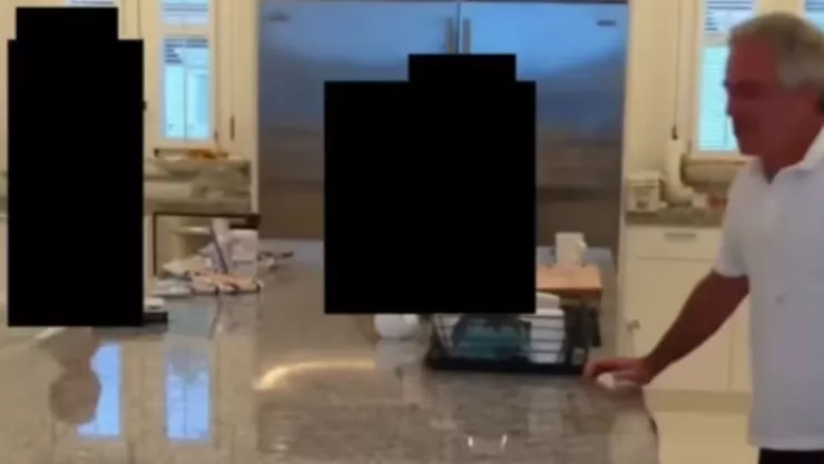 VIDEO BIZARRO: Captan a Jeffrey Epstein persiguiendo a chicas en la cocina de su apartamento