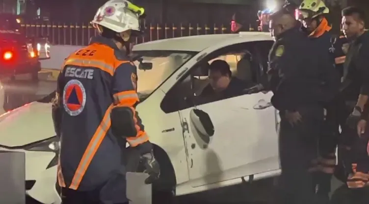 Volcadura en el Segundo Piso de Periférico, conductor se resulta ileso de milagro