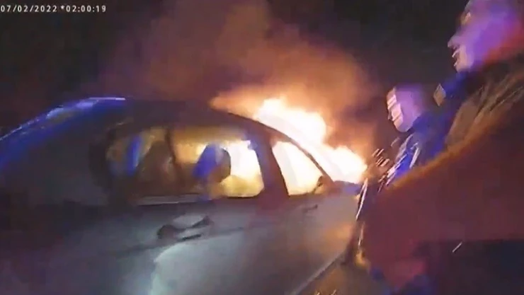 policías hombre auto en llamas Nueva Jersey.jpg