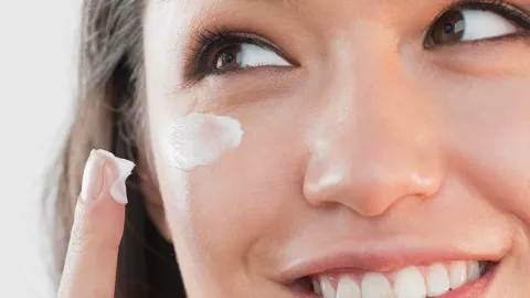 El protector solar debe ser humectante o tipo serum para preservar el brillo natural de la piel