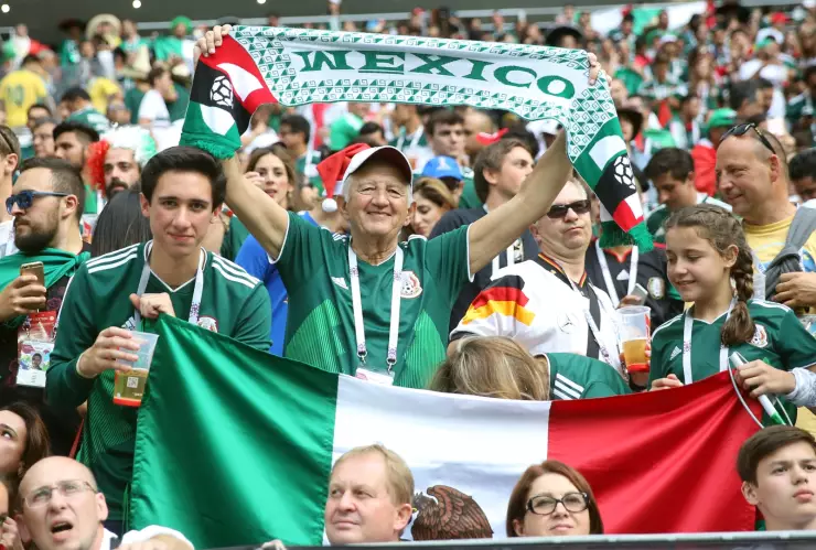 Aficionados mexicanos en el estadio