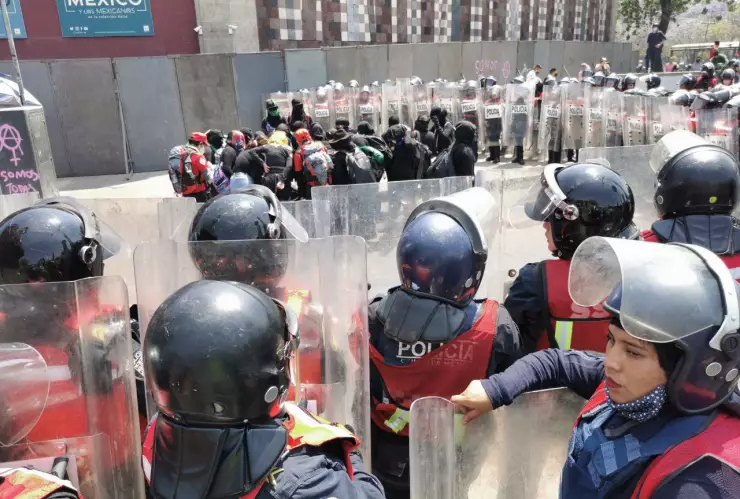 encapsulan-manifestantes-metro-cdmx-hidalgo-8M-cdmx