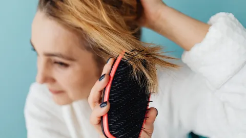 La forma correcta de cepillarte el cabello antes de dormir para no maltratarlo