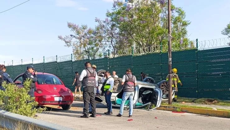 Brutal volcadura deja auto destrozado en la desviación de la vía Atlixcáyotl hoy; así quedó tras accidente en Puebla