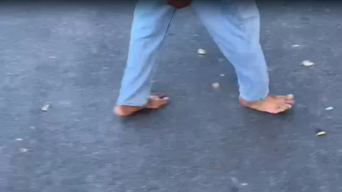 Hombre camina descalzo hasta la Basílica