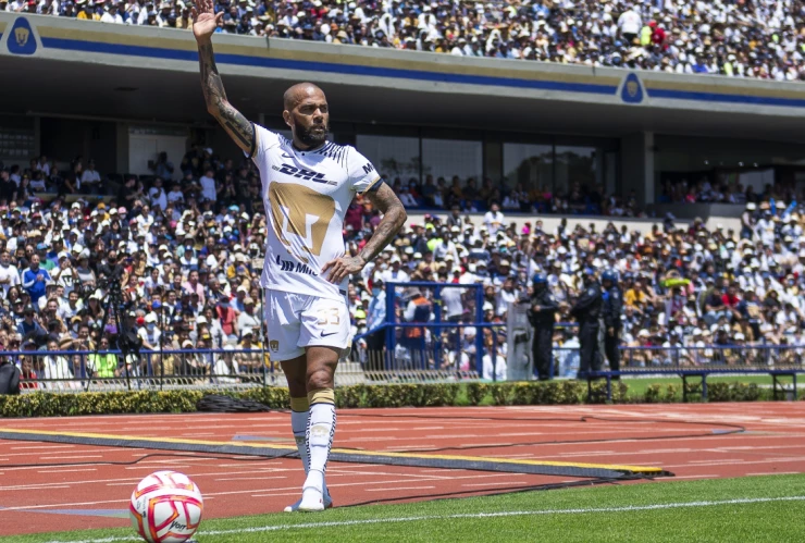 Dani Alves en la cancha de Ciudad Universitaria ante Rayados
