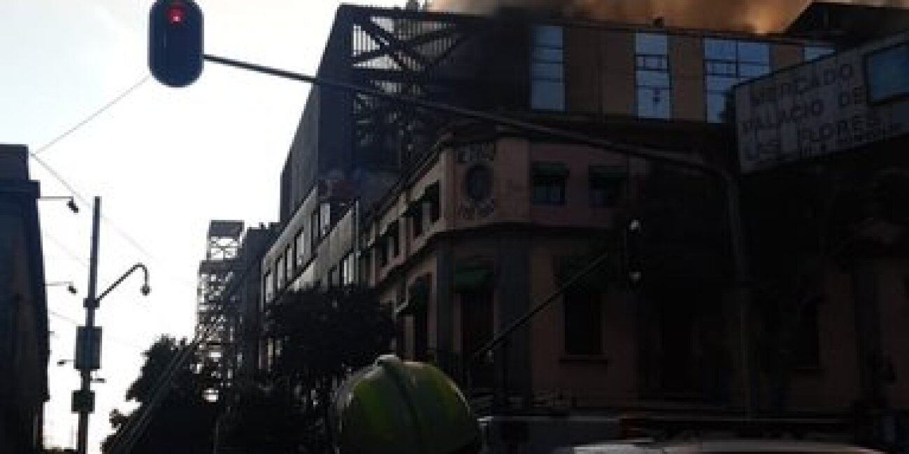 El incendio dejó 30 personas atrapadas y un muerto.