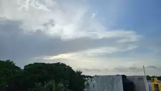 Usuarios comparten fotos de cómo luce el cielo en Cancún ante la próxima llegada del huracán Beryl