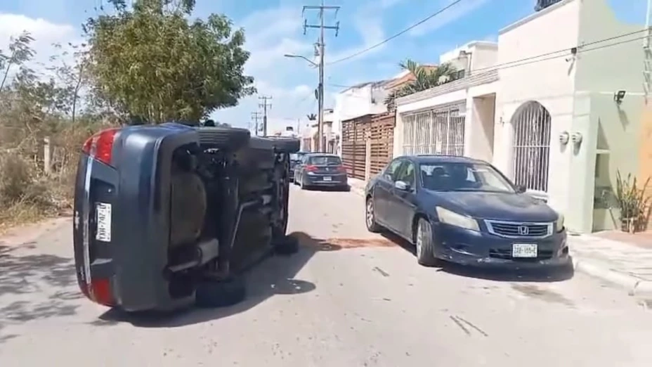 FUERTE ACCIDENTE: Mujer choca contra auto estacionado y termina volcada en Los Arcos de Mérida (1).jpg
