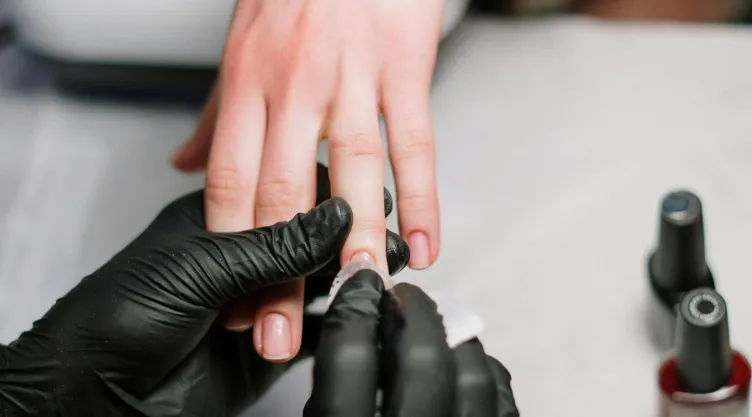 El regreso de las uñas cuadradas en 2025 y cuáles son los diseños